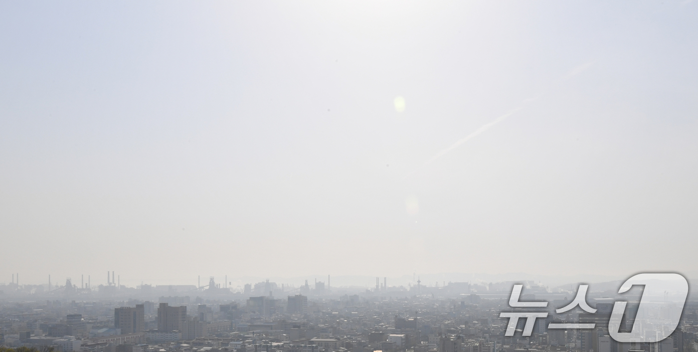 (포항=뉴스1) 최창호 기자 = 9일 오전 경북 포항시 전역이 희뿌연 초미세먼지에 덮여있다.오전 포항 미세먼지 86㎍/m³ 나쁨 수준이다. 2025.4.9/뉴스1