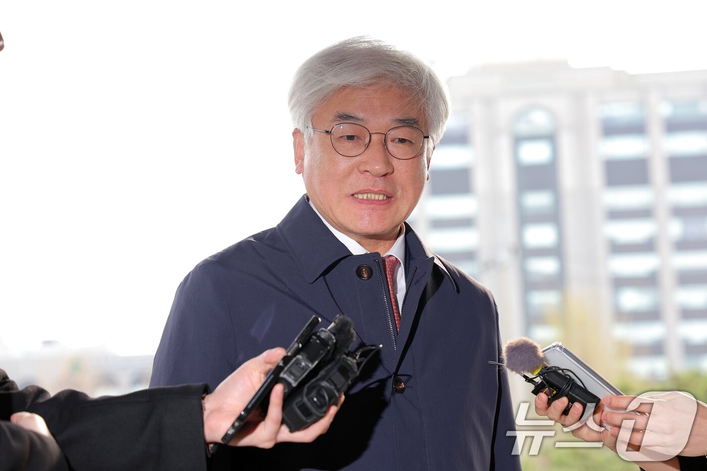 본문 이미지 - 마은혁 헌법재판관이 9일 오전 서울 종로구 헌법재판소에 첫 출근하며 취재진의 질문에 답하고 있다. 마 재판관은 이날 오전 취임식을 갖는다. 2025.4.9/뉴스1 ⓒ News1 박정호 기자