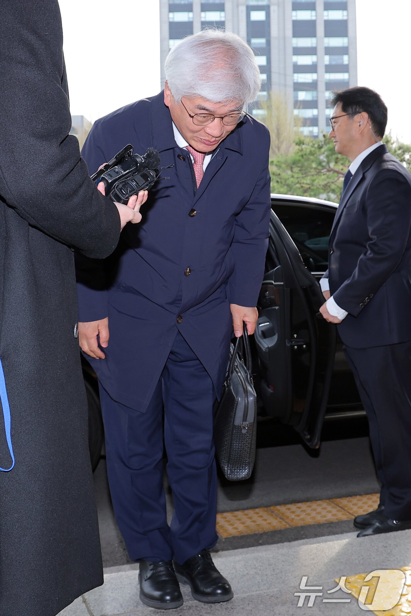 본문 이미지 - 마은혁 헌법재판관이 9일 오전 서울 종로구 헌법재판소에 첫 출근하며 고개 숙여 인사하고 있다. 마 재판관은 이날 오전 취임식을 갖는다. 2025.4.9/뉴스1 ⓒ News1 박정호 기자