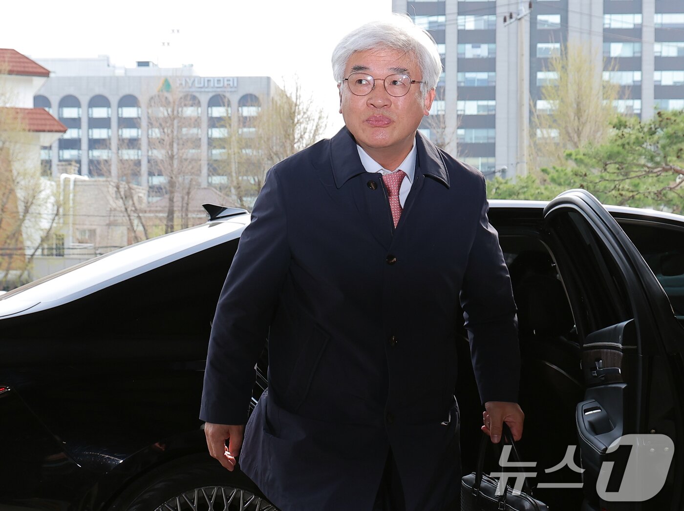 본문 이미지 - 마은혁 헌법재판관이 9일 오전 서울 종로구 헌법재판소에 첫 출근하고 있다. 마 재판관은 이날 오전 취임식을 갖는다. 2025.4.9/뉴스1 ⓒ News1 박정호 기자
