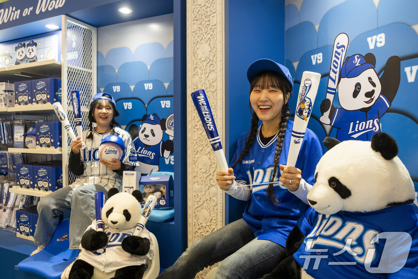 (서울=뉴스1) = 에버랜드가 올봄 튤립축제를 맞아 선보인 사파리 도보 탐험 프로그램 '리버 트레일 어드벤처'와 삼성 라이온즈와 콜라보한 '에버랜드 삼성 라이온즈 스토어'가 고객들 …