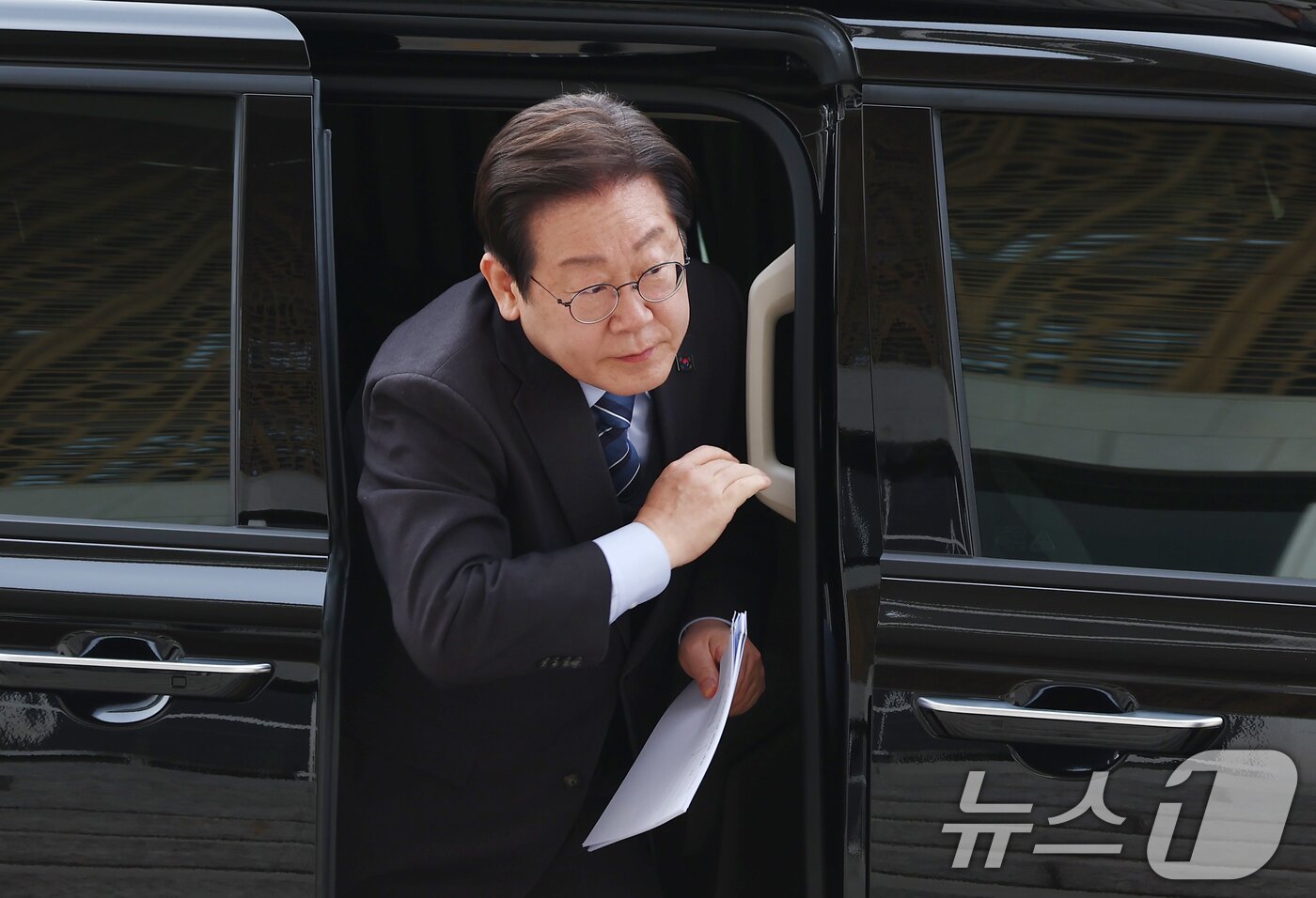 본문 이미지 - 이재명 더불어민주당 대표가 9일 오전 서울 여의도 국회에 도착해 차량에서 내리고 있다. 2025.4.9/뉴스1 ⓒ News1 김민지 기자