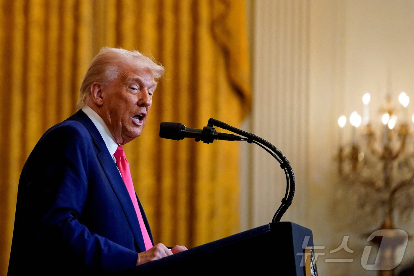 본문 이미지 - 도널드 트럼프 미국 대통령이 8일(현지시간) 미국 워싱턴DC 백악관에서 에너지 관련 행정명령에 서명하는 날 연설하고 있다. ⓒ 로이터=뉴스1 ⓒ News1 류정민 특파원