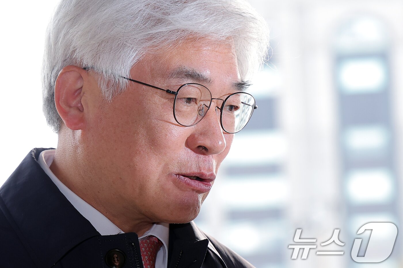 본문 이미지 - 마은혁 헌법재판관이 9일 오전 서울 종로구 헌법재판소에 첫 출근하며 취재진의 질문에 답하고 있다. 2025.4.9/뉴스1 ⓒ News1 박정호 기자