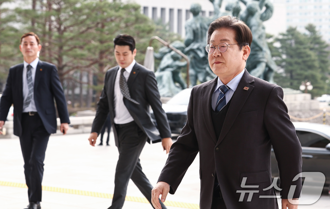 (서울=뉴스1) 김민지 기자 = 이재명 더불어민주당 대표가 9일 오전 서울 여의도 국회에 도착해 이동하고 있다. 2025.4.9/뉴스1