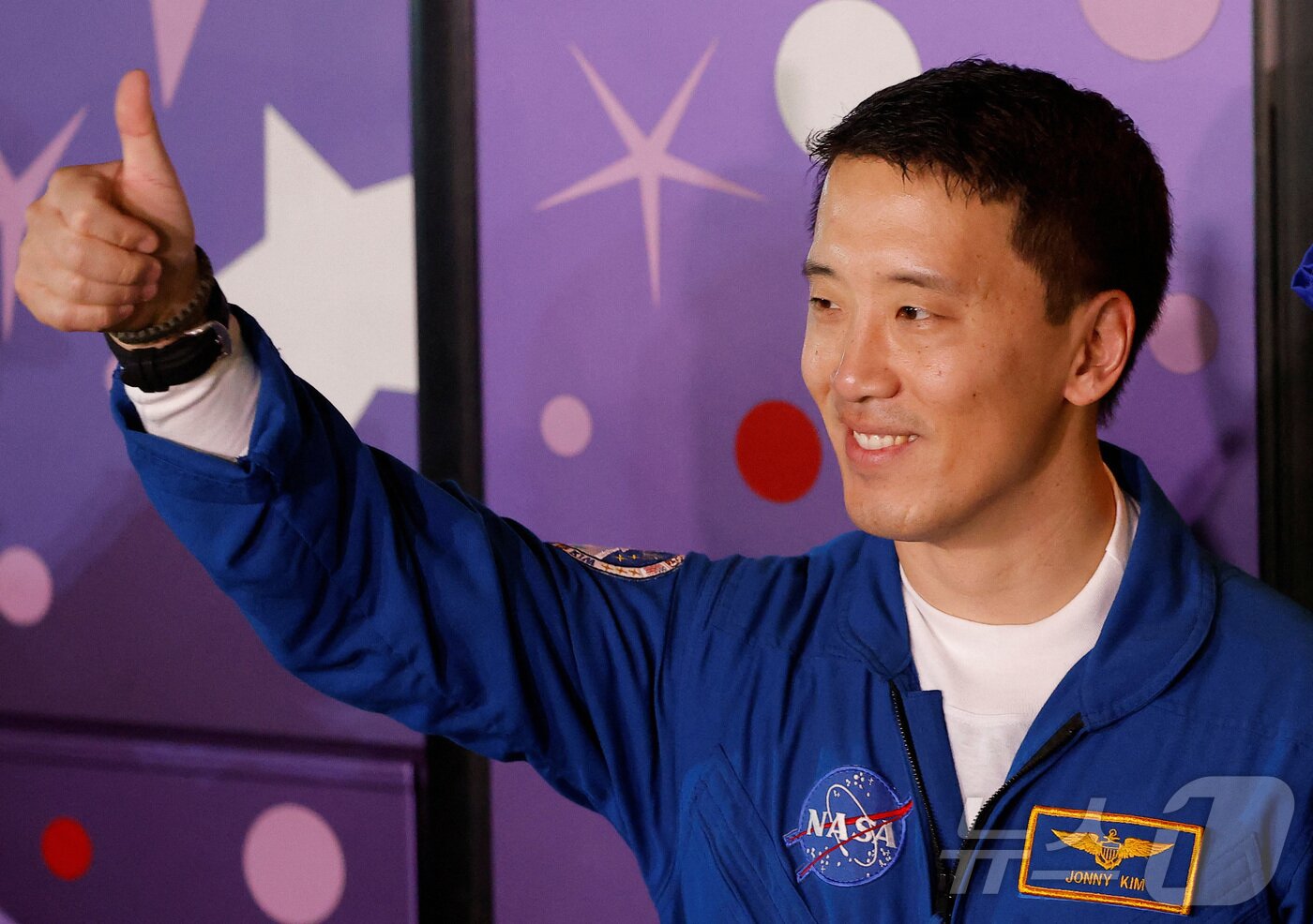 본문 이미지 - NASA 우주비행사 조니 김이 7일&#40;현지시간&#41; 카자흐스탄 바이코누르 우주기지에서 열린 국제우주정거장&#40;ISS&#41; 탐사에 앞서 기자회견에 참석하고 있다. ⓒ 로이터=뉴스1