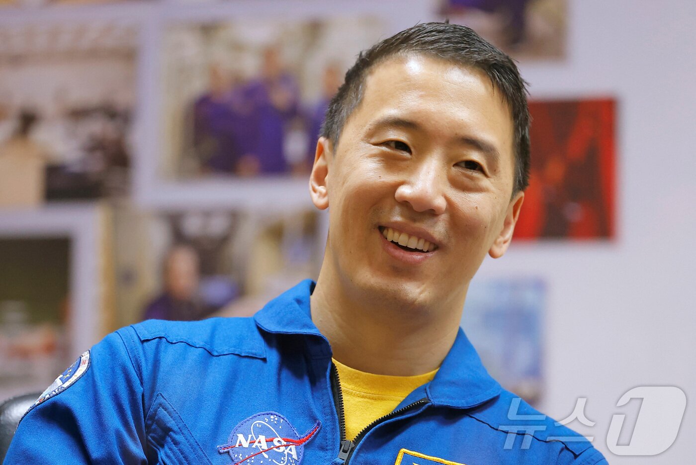 본문 이미지 - NASA 우주비행사 조니 김이 7일&#40;현지시간&#41; 카자흐스탄 바이코누르 우주기지에서 열린 국제우주정거장&#40;ISS&#41; 탐사에 앞서 기자회견에 참석하고 있다.  ⓒ 로이터=뉴스1