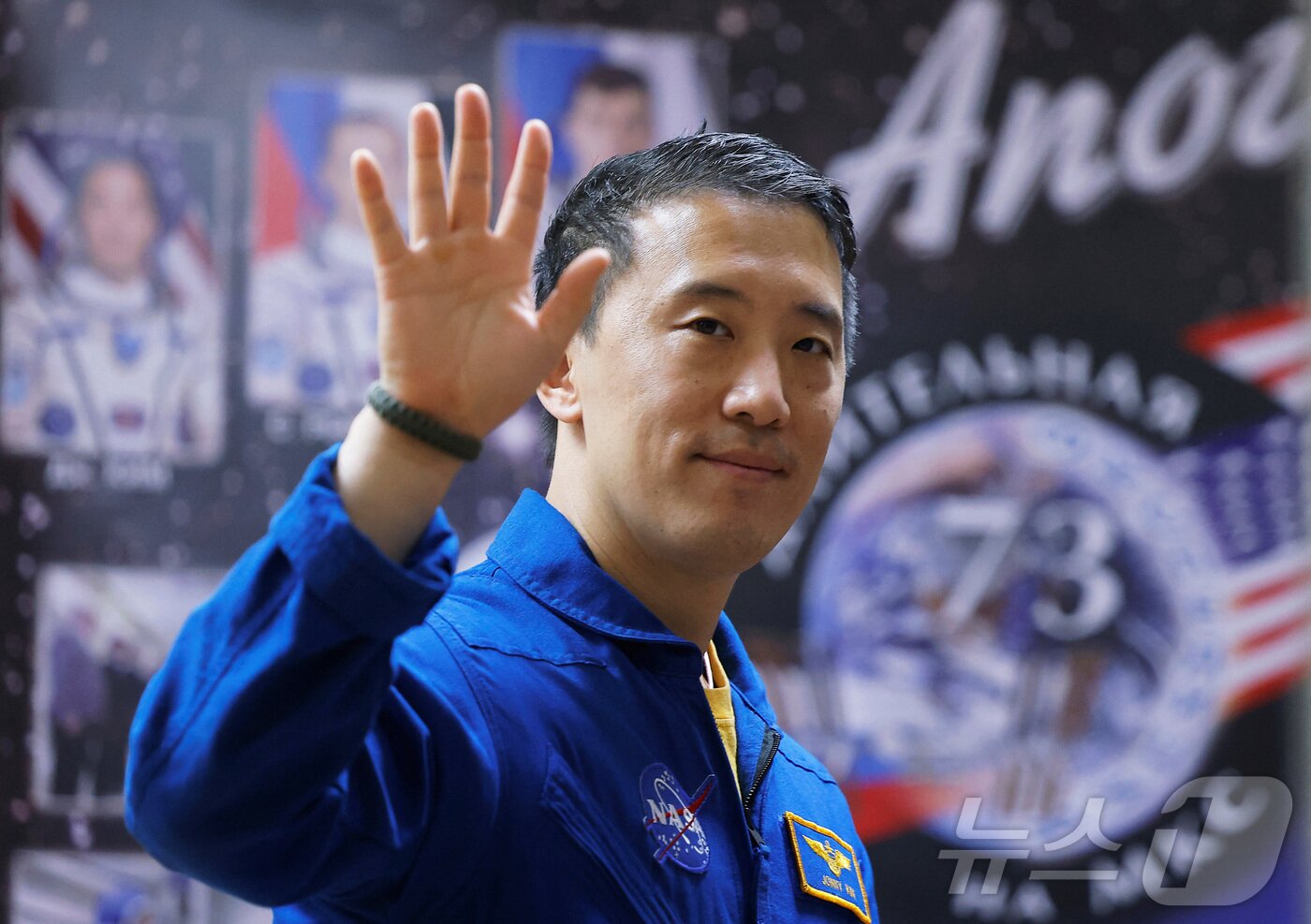 본문 이미지 - NASA 우주비행사 조니 김이 7일&#40;현지시간&#41; 카자흐스탄 바이코누르 우주기지에서 열린 국제우주정거장&#40;ISS&#41; 탐사에 앞서 기자회견에 참석하고 있다.  ⓒ 로이터=뉴스1