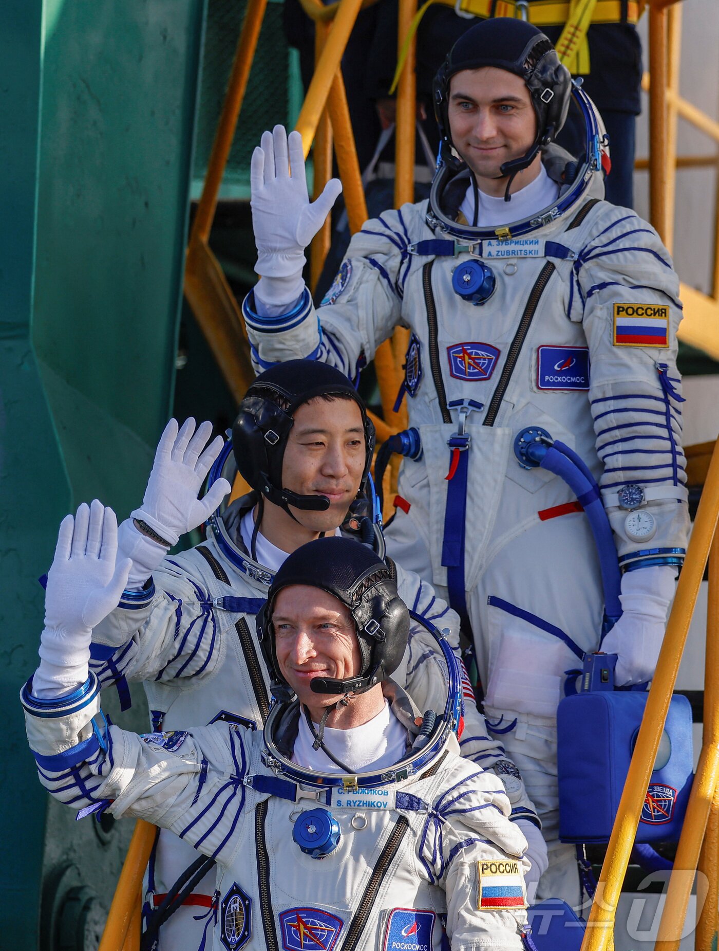 본문 이미지 -  NASA 우주인 조니 김과 로스코스모스 우주비행사 세르게이 리지코프, 알렉세이 주브리츠키가 8일&#40;현지시간&#41; 카자흐스탄의 바이코누르 우주기지에서 소유즈 MS-27 우주선 탑승을 앞두고 인사를 하고 있다. ⓒ 로이터=뉴스1