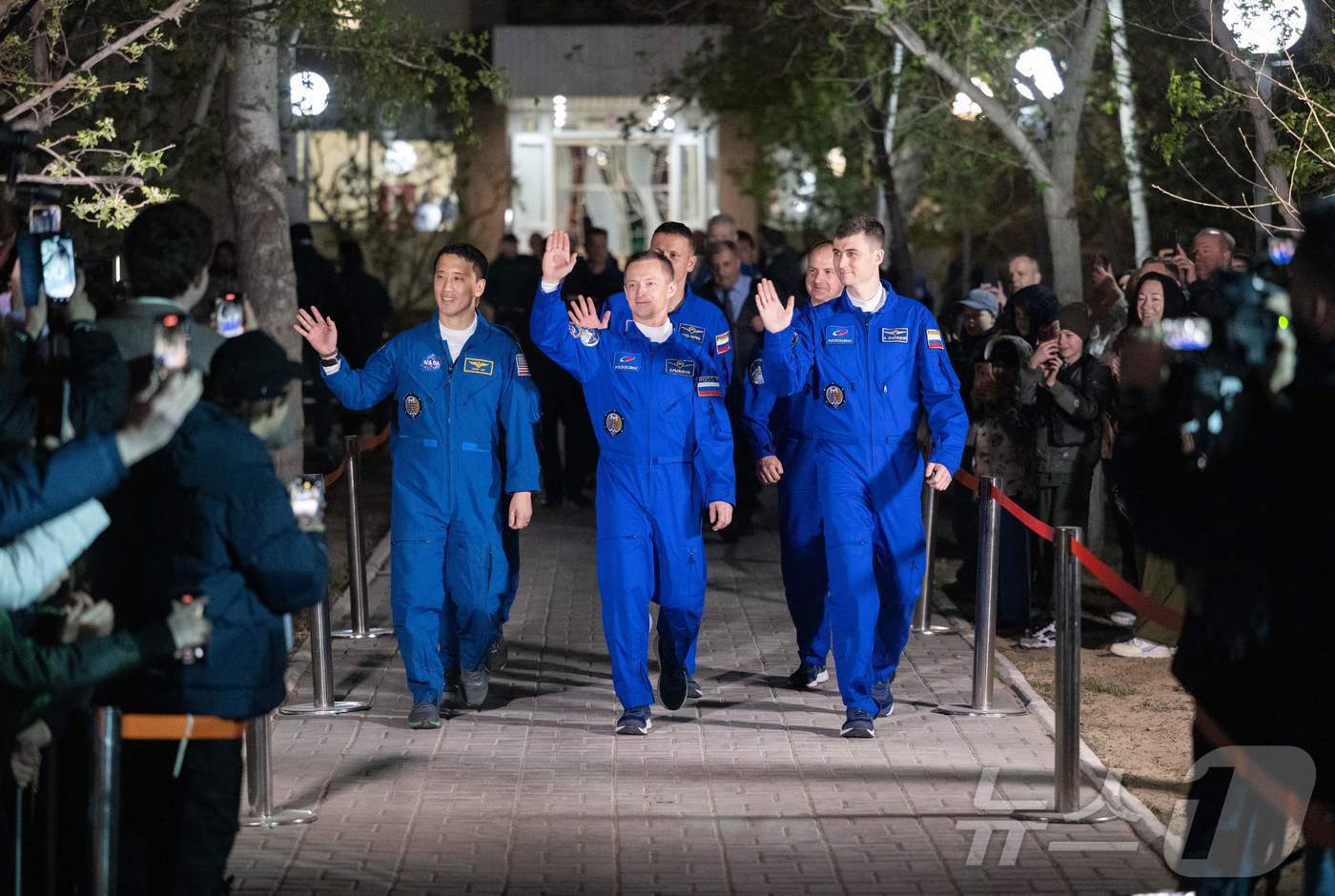 본문 이미지 -  NASA 우주인 조니 김&#40;왼쪽부터&#41;, 로스코스모스 우주비행사 세르게이 리지코프, 알렉세이 주브리츠키가 카자흐스탄의 바이코누르 우주기지에서 소유즈 MS-27 우주선 탑승을 앞두고 인사를 하고 있다. ⓒ AFP=뉴스1