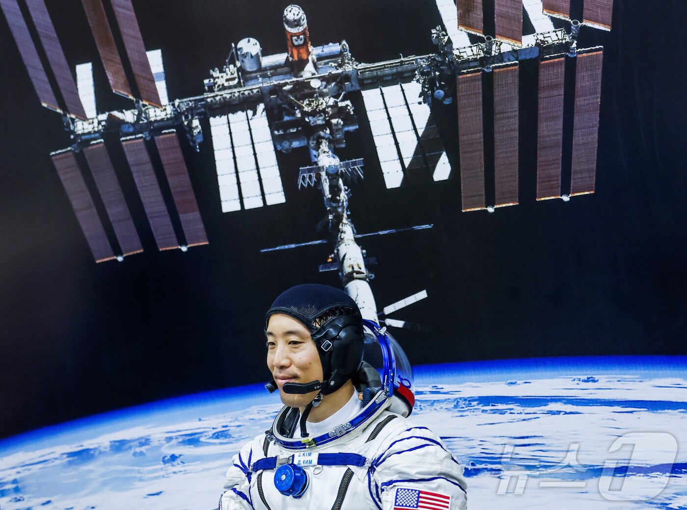 본문 이미지 -  NASA 우주인 조니 김이 8일&#40;현지시간&#41;  카자흐스탄 바이코누르 우주기지에서 국제우주정거장&#40;ISS&#41;으로 발사를 앞두고 우주복 점검을 하고 있다.   ⓒ 로이터=뉴스1