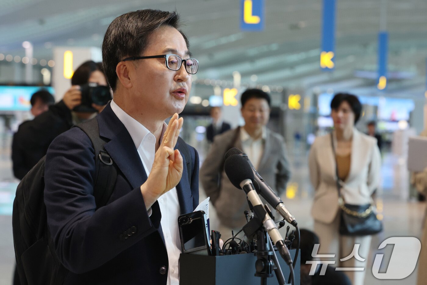 본문 이미지 - 김동연 경기도지사가 9일 인천국제공항에서 자동차 부품 관세 대응을 위해 미국으로 출국하며 대선 출마선언을 하고 있다. 2025.4.9/뉴스1 ⓒ News1 박세연 기자