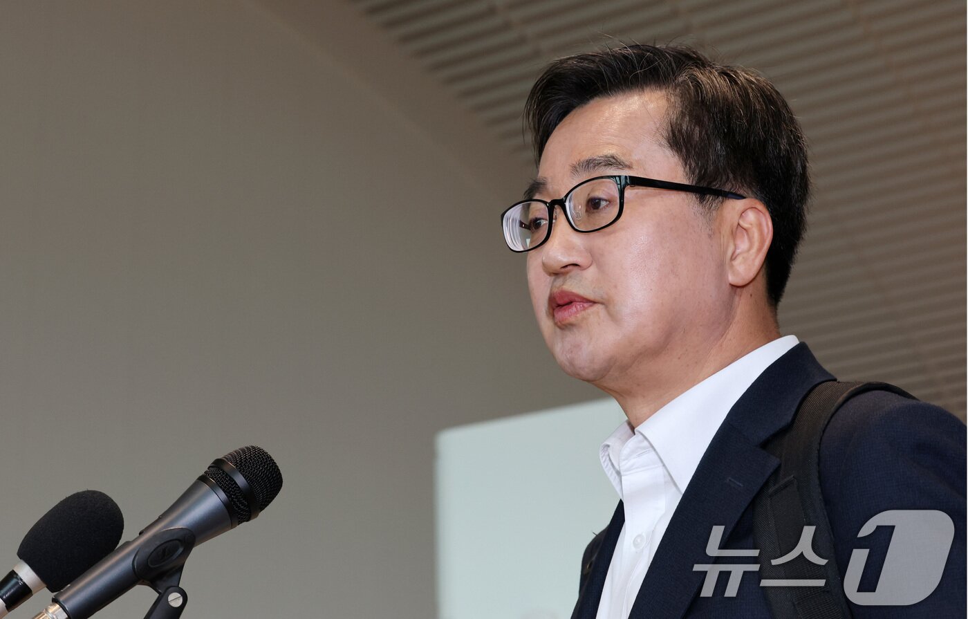 본문 이미지 - 김동연 경기도지사가 9일 인천국제공항에서 자동차 부품 관세 대응을 위해 미국으로 출국하며 대선 출마선언을 하고 있다. 2025.4.9/뉴스1 ⓒ News1 박세연 기자