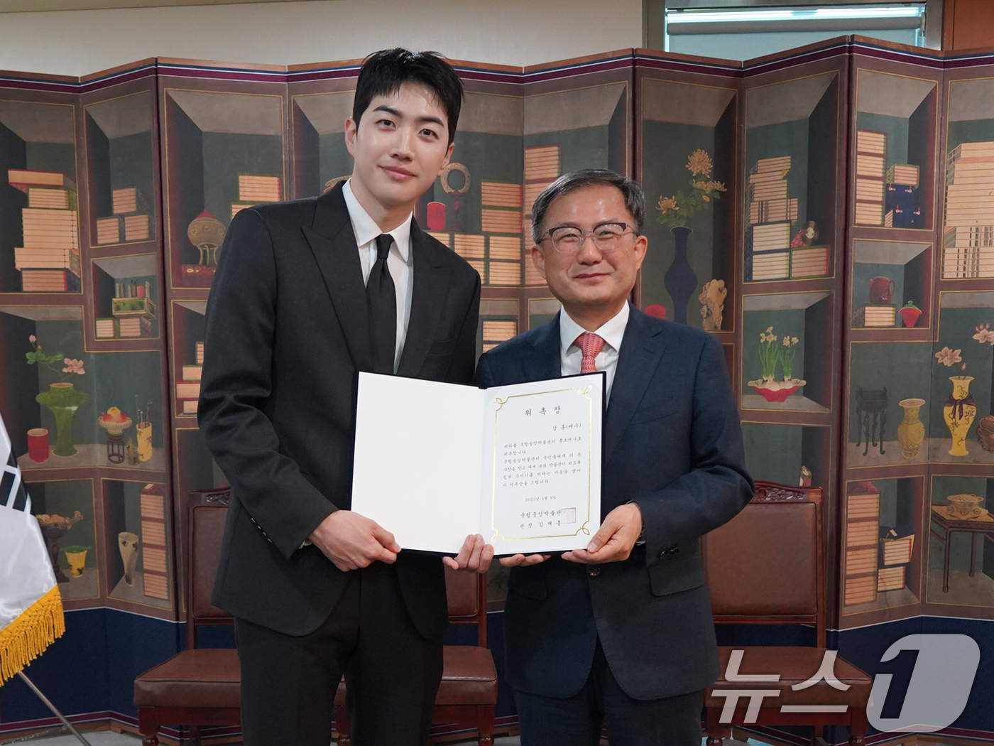 (서울=뉴스1) = 지난 8일 국립중앙박물관은 배우 강훈을 국립중앙박물관의 제 10대 홍보대사로 선정하고 위촉식을 가졌다고 9일 밝혔다.배우 강훈이 지난 8일 위촉장을 수여받고 기 …