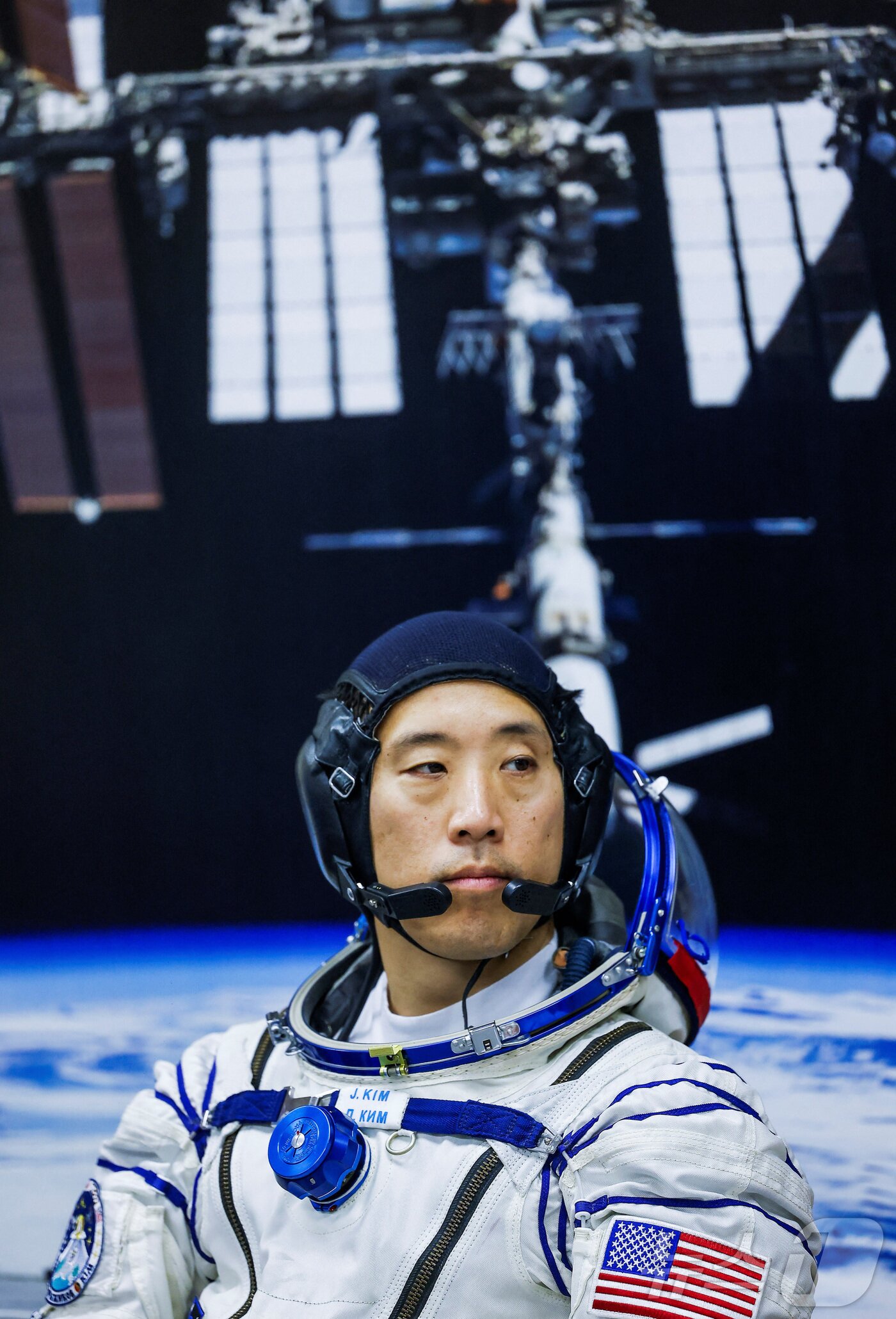 본문 이미지 - NASA 우주인 한국계 조니 김이 8일 (현지시간) 카자흐스탄 바이코누르에서 러시아 우주인 세르게이 리지코프, 알렉세이 주브리츠키와 러시아 소유즈 MS-27 우주선을 타고 국제우주정거장(ISS)으로 향하기 전에 기념촬영을 했다. 2025.04.09 ⓒ 로이터=뉴스1 ⓒ News1 우동명 기자