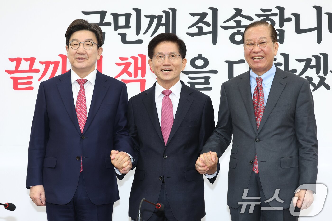 본문 이미지 - 대선 출마를 위해 장관직에서 물러난 김문수 전 고용노동부 장관&#40;가운데&#41;이 9일 오전 서울 여의도 국회를 찾아 권영세 국민의힘 비상대책위원장&#40;오른쪽&#41;과 권성동 원내대표를 만나 손을 잡고 있다. 2025.4.9/뉴스1 ⓒ News1 이광호 기자