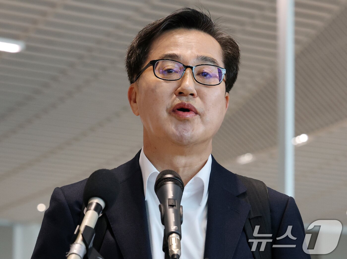 본문 이미지 - 김동연 경기도지사가 9일 인천국제공항에서 자동차 부품 관세 대응을 위해 미국으로 출국하며 대선 출마선언을 하고 있다. 2025.4.9/뉴스1 ⓒ News1 박세연 기자
