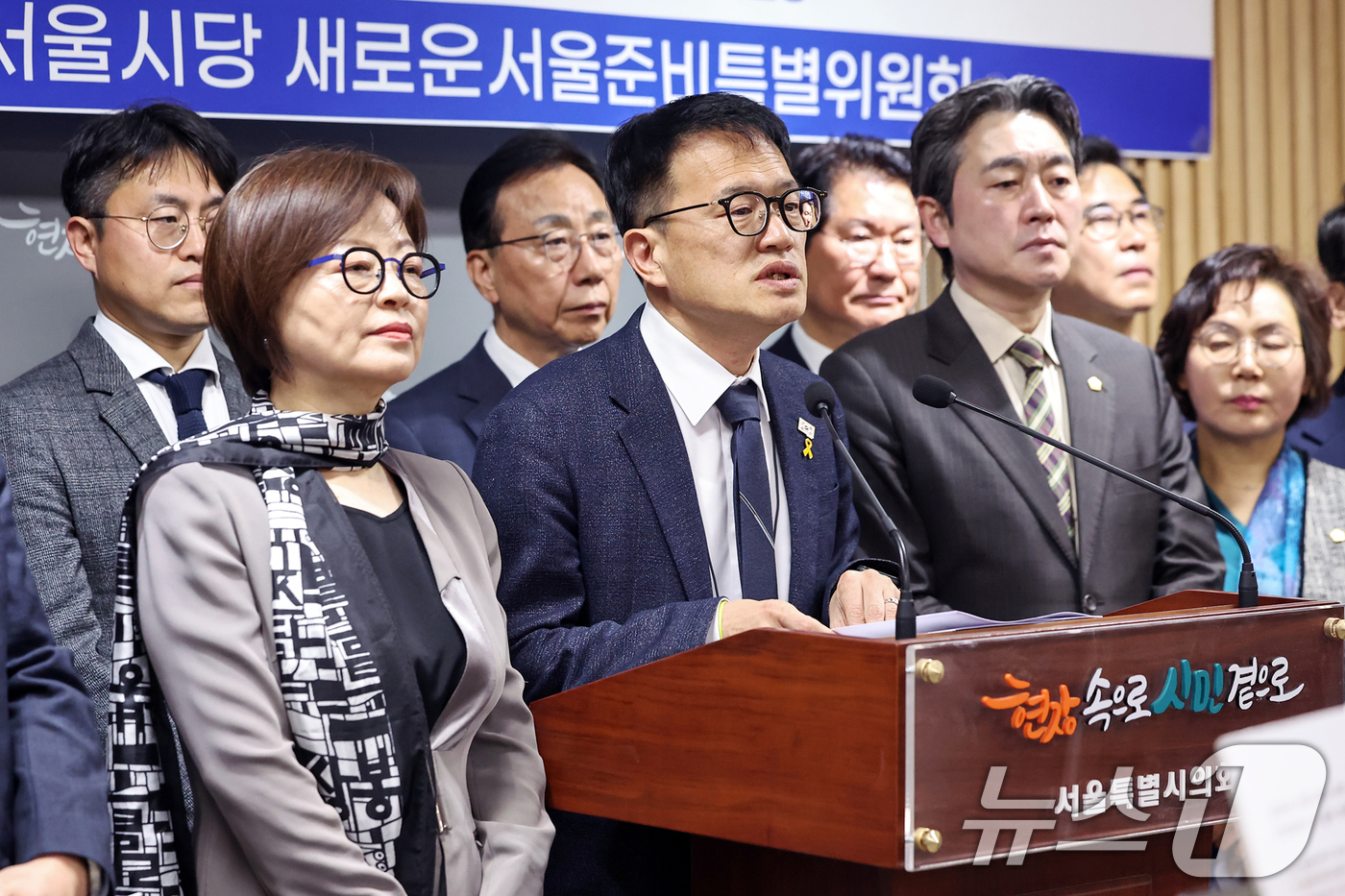 (서울=뉴스1) 민경석 기자 = 더불어민주당 새서울특위 위원장인 박주민 의원을 비롯한 서울시당 의원들이 9일 오전 서울 중구 서울시의회 의원회관에서 '싱크홀 관련 대책마련 및 지반 …