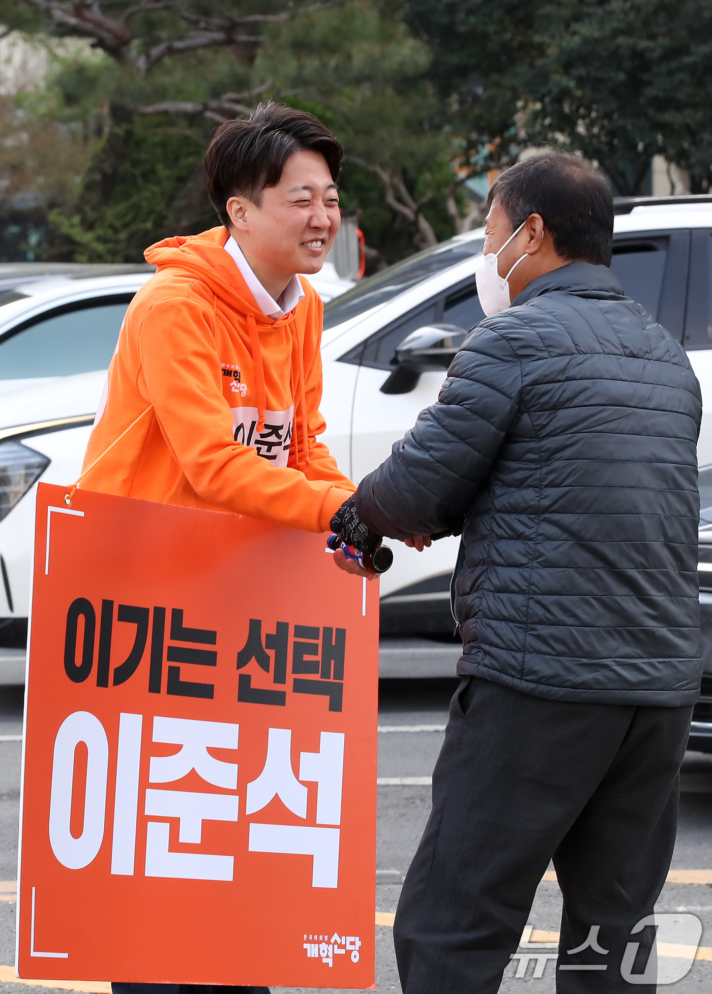(대구=뉴스1) 공정식 기자 = 제21대 대통령선거 예비후보 등록을 마친 이준석 개혁신당 의원이 9일 오전 대구 수성구 범어네거리를 찾아 출근길 시민들에게 인사하던 중 한 택시기사 …
