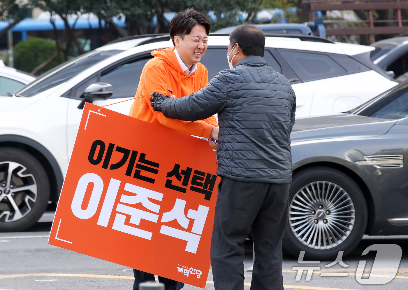 (대구=뉴스1) 공정식 기자 = 제21대 대통령선거 예비후보 등록을 마친 이준석 개혁신당 의원이 9일 오전 대구 수성구 범어네거리를 찾아 출근길 시민들에게 인사하던 중 한 택시기사 …