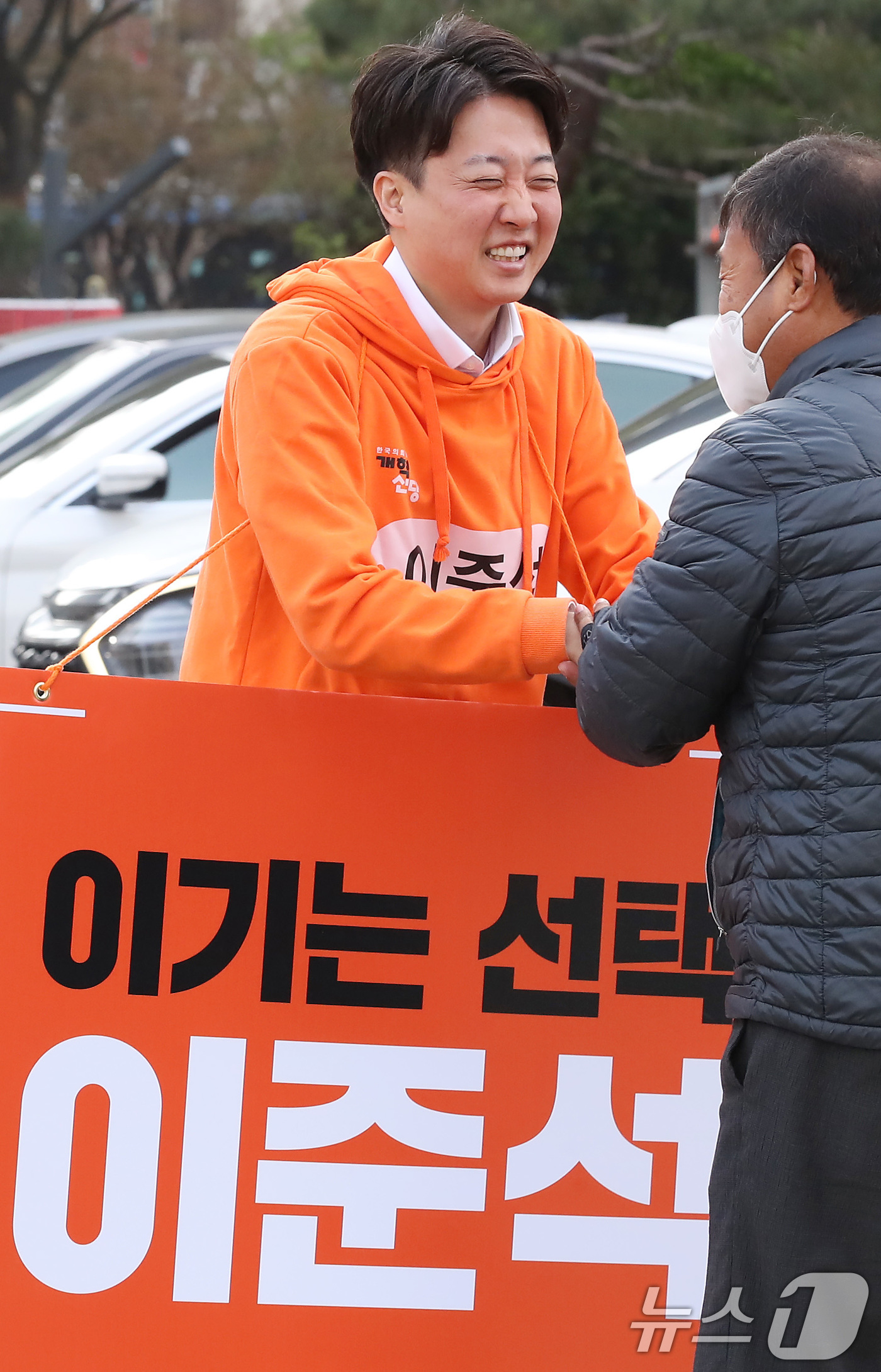 (대구=뉴스1) 공정식 기자 = 제21대 대통령선거 예비후보 등록을 마친 이준석 개혁신당 의원이 9일 오전 대구 수성구 범어네거리를 찾아 출근길 시민들에게 인사하던 중 한 택시기사 …