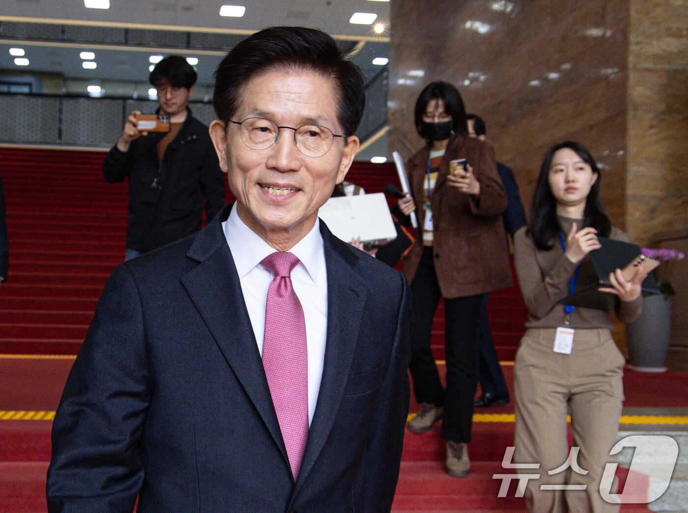 본문 이미지 - 대선 출마를 위해 장관직에서 물러난 김문수 전 고용노동부 장관이 9일 오전 서울 여의도 국회에서 대선 출마 선언 기자회견을 하기 위해 소통관으로 발걸음을 옮기고 있다. 2025.4.9/뉴스1 ⓒ News1 이재명 기자