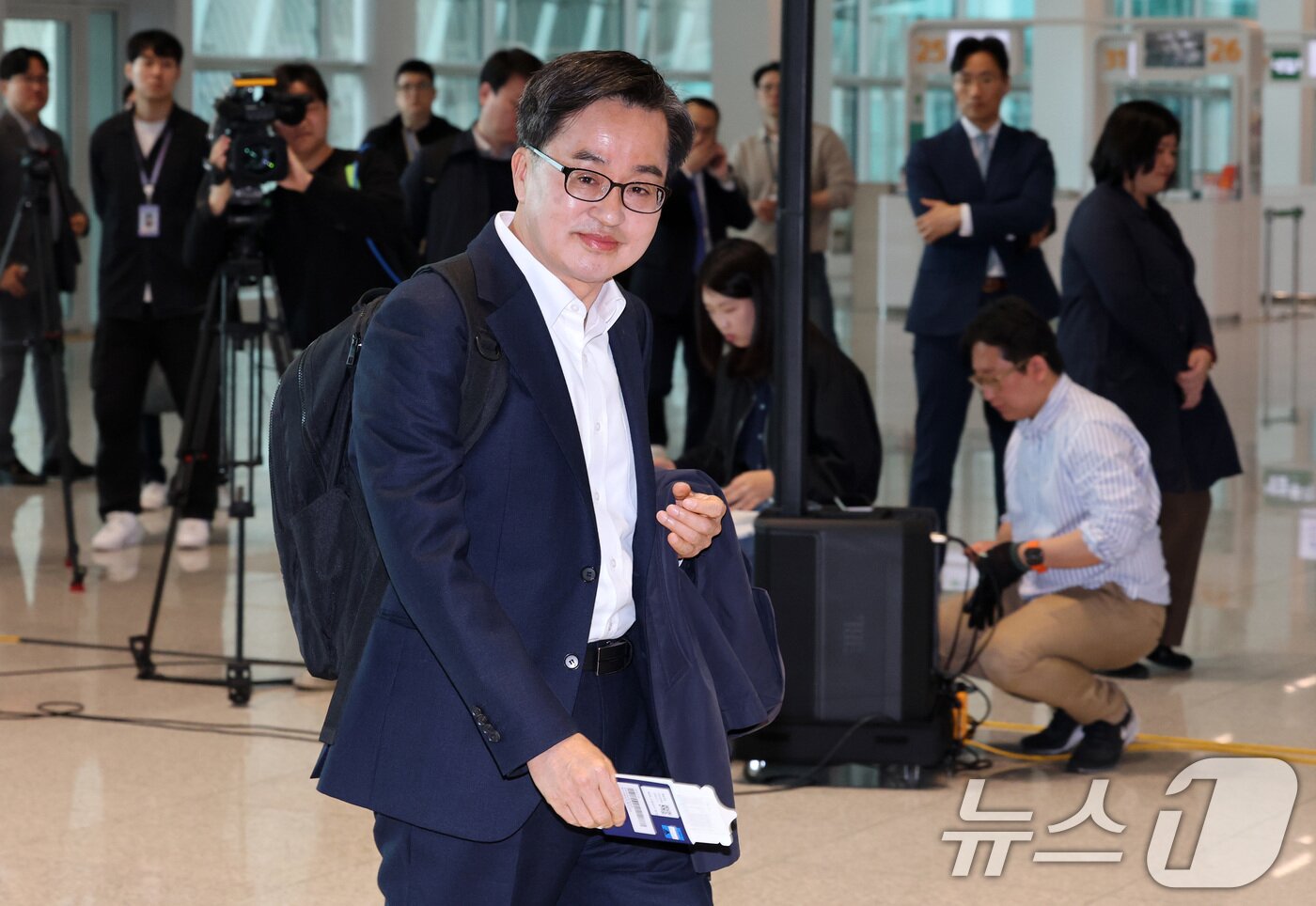 본문 이미지 - 김동연 경기도지사가 9일 인천국제공항에서 대선 출마선언을 마치고 자동차 부품 관세 대응을 위해 미국으로 출국하고 있다. 2025.4.9/뉴스1 ⓒ News1 박세연 기자