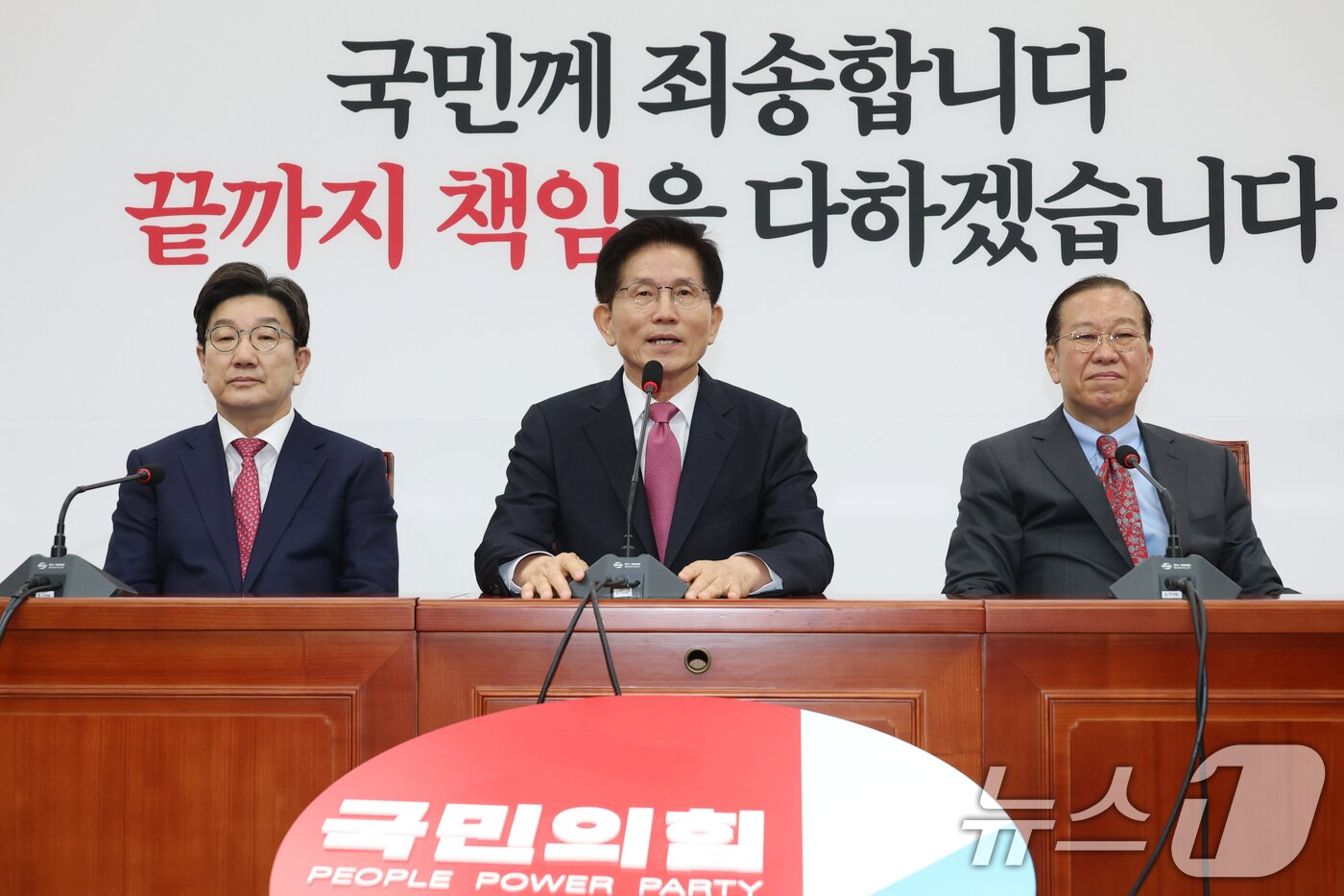 본문 이미지 - 대선 출마를 위해 장관직에서 물러난 김문수 전 고용노동부 장관&#40;가운데&#41;이 9일 오전 서울 여의도 국회를 찾아 권영세 국민의힘 비상대책위원장&#40;오른쪽&#41;, 권성동 원내대표와의 면담에서 발언하고 있다. 2025.4.9/뉴스1 ⓒ News1 이광호 기자