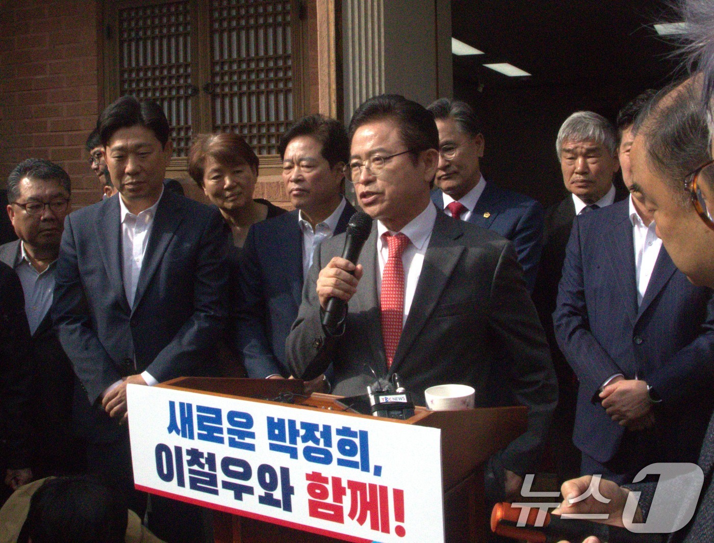 (구미=뉴스1) 신성훈 기자 = 이철우 경북도지사가 9일 오전 경북 구미시 박정희대통령생가를 방문해 기자회견을 열고 제21대 대통령 선거 출마를 선언하고 있다. 2025.4.9/뉴 …