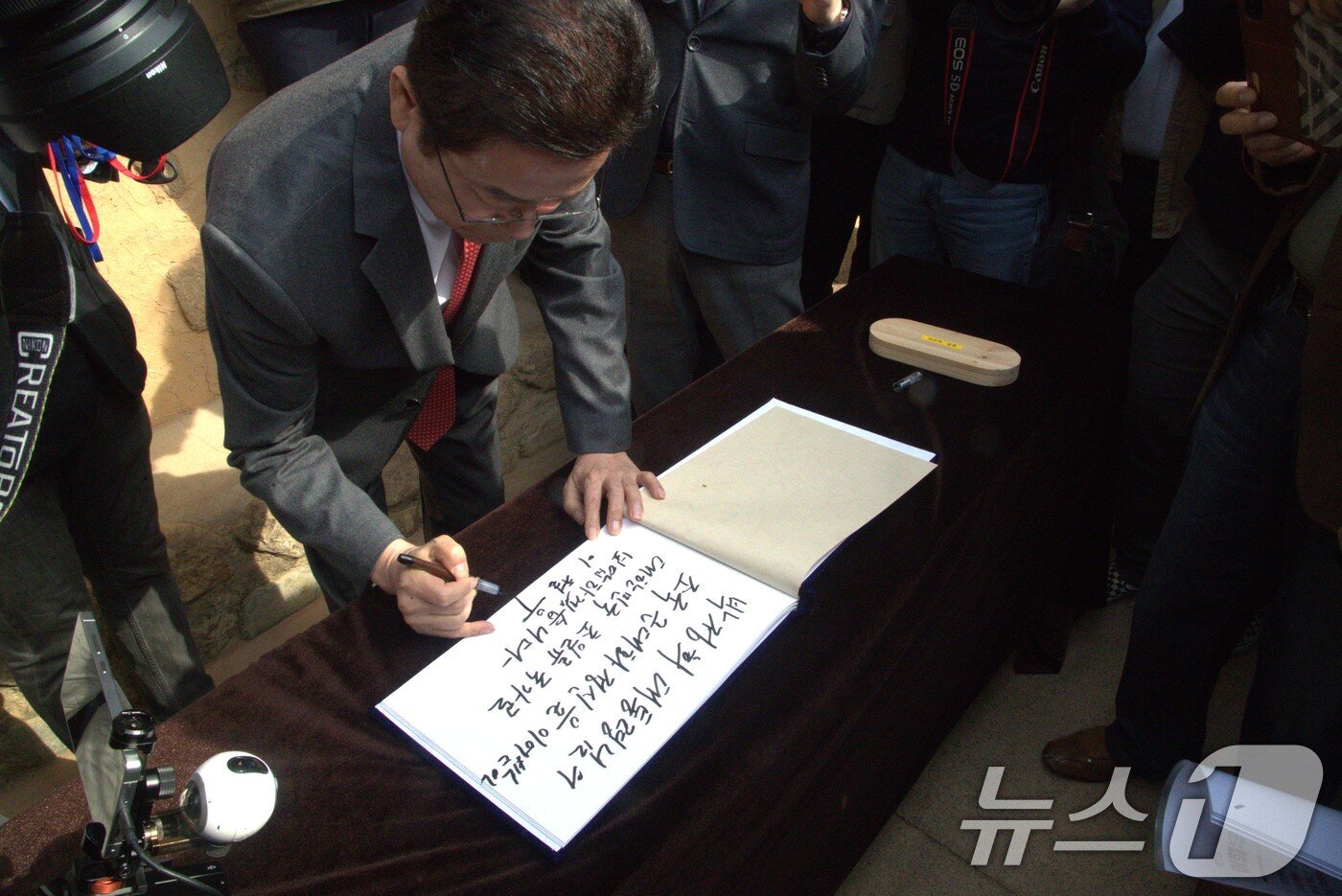 본문 이미지 - 9일 오전 9시 이철우 경북도지사가 구미시 박정희대통령생가를 방문해 기자회견을 열고 오는 6월 3일 실시될 제21대 대통령 선거 출마 선언을 했다. 2025.4.9/뉴스1 신성훈 기자 ⓒ News1 신성훈 기자