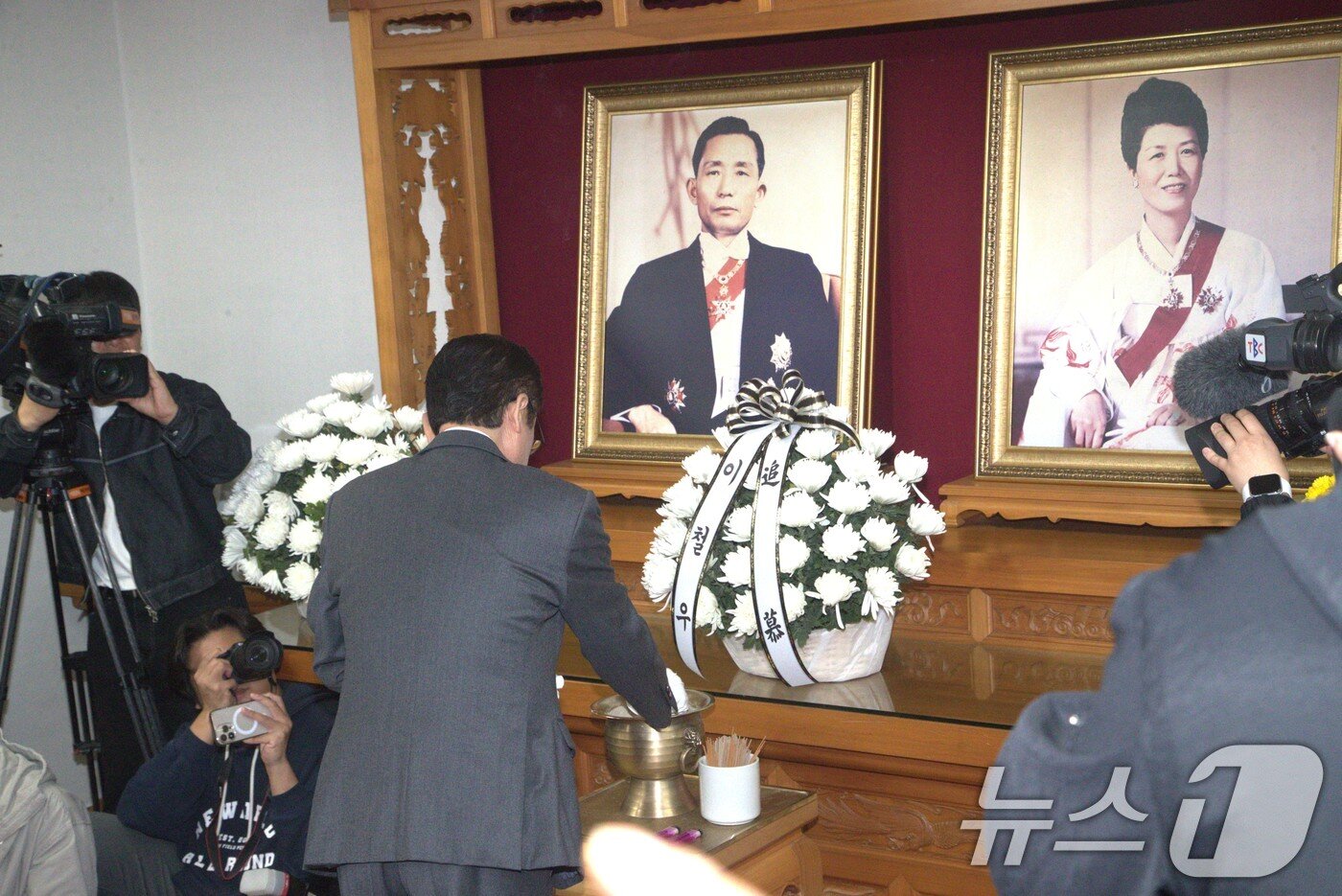 본문 이미지 - 이철우 경북도지사가 9일 오전 경북 구미시 박정희대통령생가를 방문, 분향하고 있다. 이 지사는 이날 기자회견을 열고 제21대 대통령 선거 출마를 선언했다. 2025.4.9/뉴스1 ⓒ News1 신성훈 기자