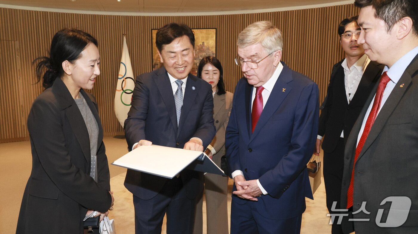 본문 이미지 - 김관영 전북지사가 토마스 바흐 IOC위원장에게 전북의 올림픽 유치 비전 등을 설명하고 있다.(전북자치도 제공. 재판매 및 DB 금지)/뉴스1
