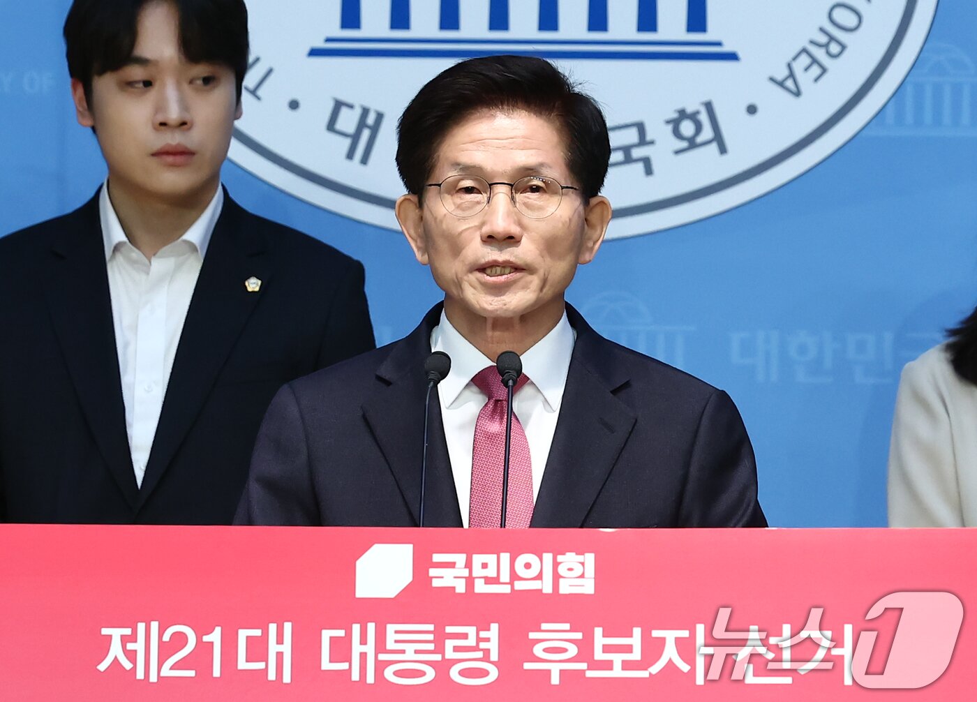 본문 이미지 - 김문수 전 고용노동부 장관이 9일 오전 서울 여의도 국회 소통관에서 21대 대통령 선거 출마 선언 기자회견을 하고 있다. 2025.4.9/뉴스1 ⓒ News1 김민지 기자
