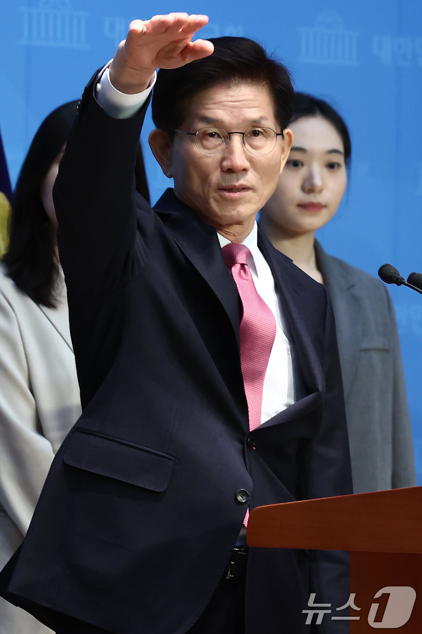 본문 이미지 - 김문수 전 고용노동부 장관이 9일 오전 서울 여의도 국회 소통관에서 21대 대통령 선거 출마 선언 기자회견을 하기 위해 단상에 오르고 있다. 2025.4.9/뉴스1 ⓒ News1 김민지 기자