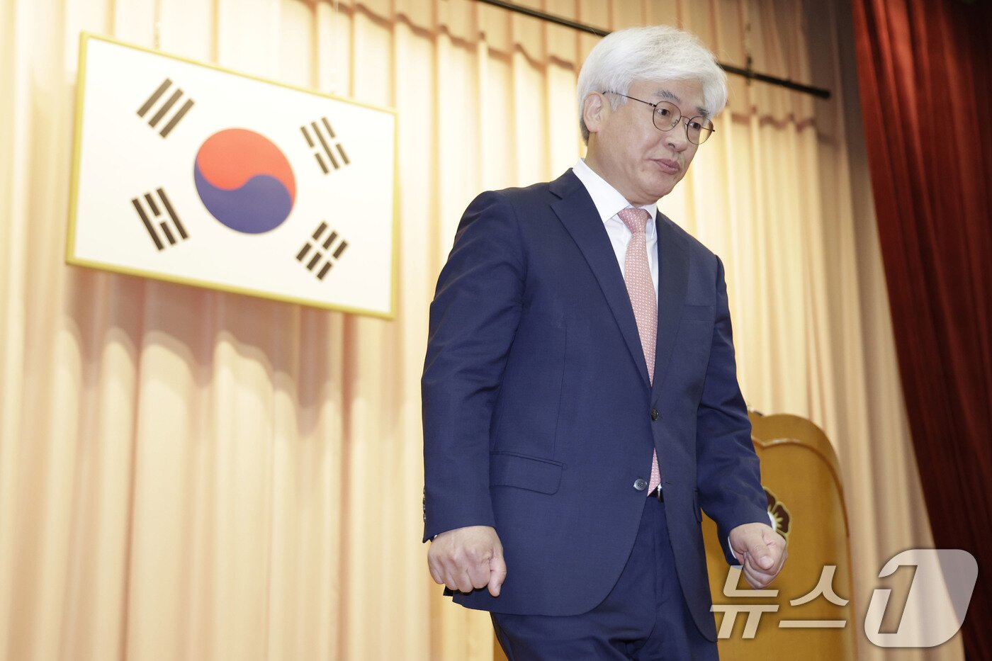 본문 이미지 - 마은혁 헌법재판관이 9일 서울 종로구 헌법재판소에서 열린 취임식에서 취임사를 마치고 자리로 향하고 있다. &#40;공동취재&#41; 2025.4.9/뉴스1 ⓒ News1 박정호 기자