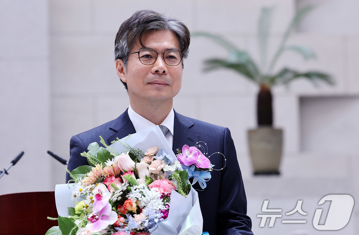 (서울=뉴스1) 박지혜 기자 = 마용주 신임 대법관이 9일 서울 서초구 대법원에서 열린 취임식에서 축하 꽃다발을 들고 있다. 2025.4.9/뉴스1