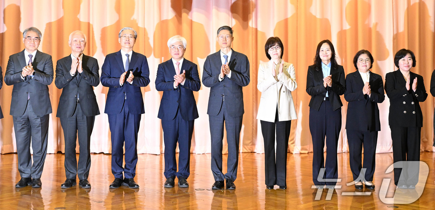 (서울=뉴스1) 박정호 기자 = 마은혁(왼쪽 네 번째) 헌법재판소 재판관이  9일 서울 종로구 헌법재판소에서 열린 취임식에 참석해 재판관들과 함께기념촬영을 하고 있다.왼쪽부터 조한 …