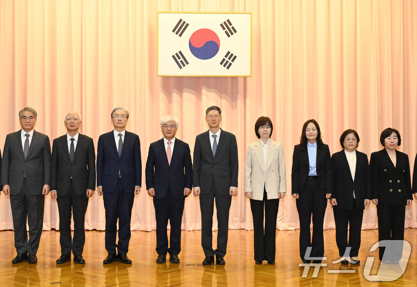 (서울=뉴스1) 박정호 기자 = 마은혁(왼쪽 네 번째) 헌법재판소 재판관이  9일 서울 종로구 헌법재판소에서 열린 취임식에 참석해 재판관들과 함께기념촬영을 하고 있다.왼쪽부터 조한 …