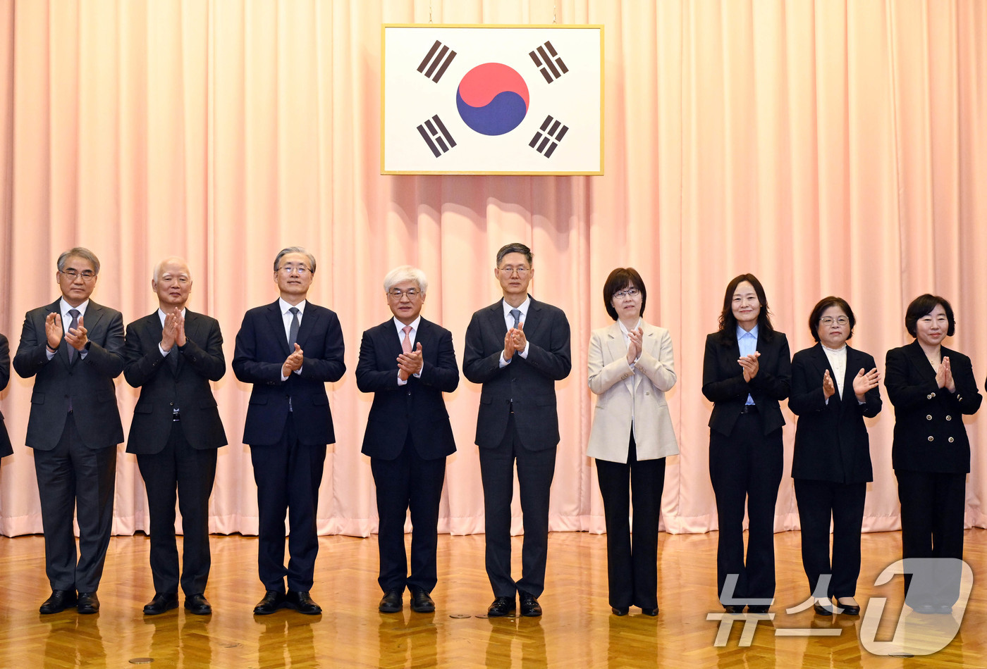 (서울=뉴스1) 박정호 기자 = 마은혁(왼쪽 네 번째) 헌법재판소 재판관이  9일 서울 종로구 헌법재판소에서 열린 취임식에 참석해 재판관들과 함께기념촬영을 하고 있다.왼쪽부터 조한 …