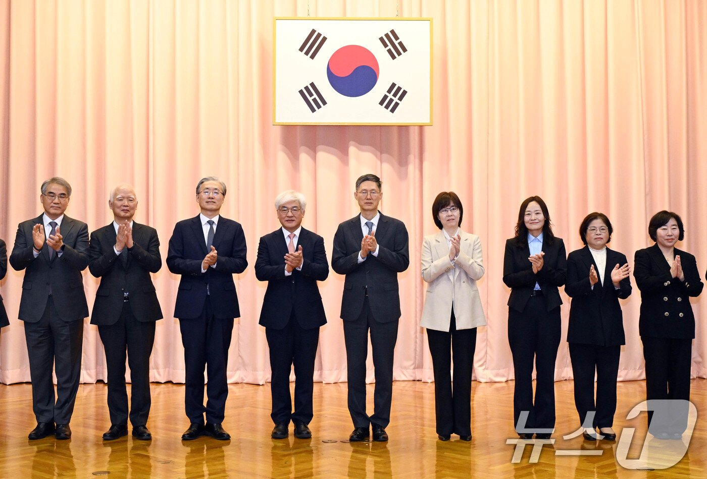 본문 이미지 - 마은혁&#40;왼쪽 네 번째&#41; 헌법재판소 재판관이 9일 서울 종로구 헌법재판소에서 열린 취임식에 참석해 재판관들과 함께기념촬영을 하고 있다. 왼쪽부터 조한창 재판관, 정형식 재판관, 김형두 재판관, 마은혁 재판관, 문형배 헌법재판관 권한대행, 이미선 재판관, 정정미 재판관, 김복형 재판관, 정계선 재판관. &#40;공동취재&#41; 2025.4.9/뉴스1 ⓒ News1 박정호 기자