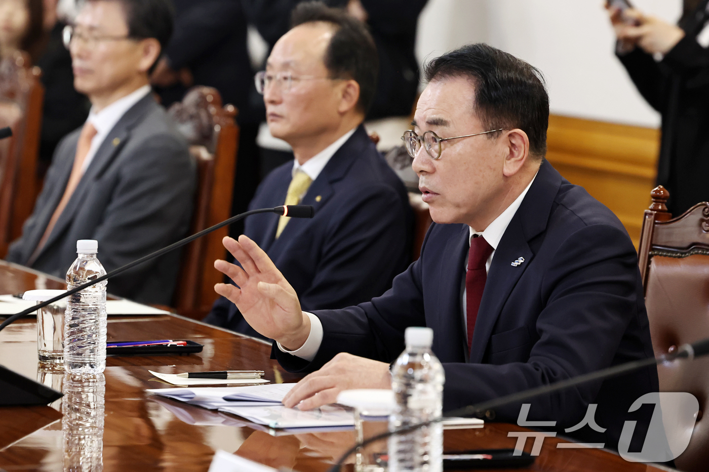 (서울=뉴스1) 민경석 기자 = 조용병 은행연합회 회장이 9일 오전 서울 중구 은행회관에서 열린 '민생 경제 및 은행권 경쟁력 제고를 위한 국민의힘-은행권 현장 간담회'에서 모두발 …