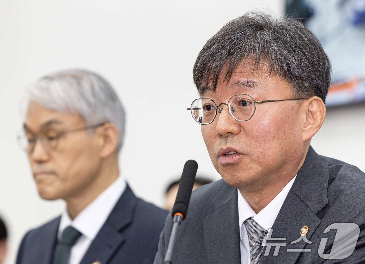(서울=뉴스1) 이재명 기자 = 김정원 헌법재판소 사무처장이 9일 오전 서울 여의도 국회에서 열린 제424회 국회(임시회) 법제사법위원회 제1차 전체회의에서 의원 질의에 답변하고 …