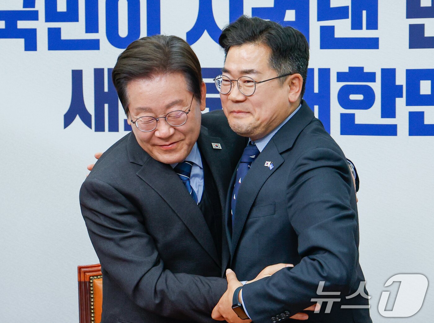 본문 이미지 - 이재명 대통령이 더불어민주당 대표 시절 대선 출마를 위해 대표직에서 사퇴하며 마지막 회의를 주재했던 지난 4월 9일 당시 원내대표였던 박찬대 의원과 포옹하고 있다. . 2025.4.9/뉴스1 ⓒ News1 안은나 기자