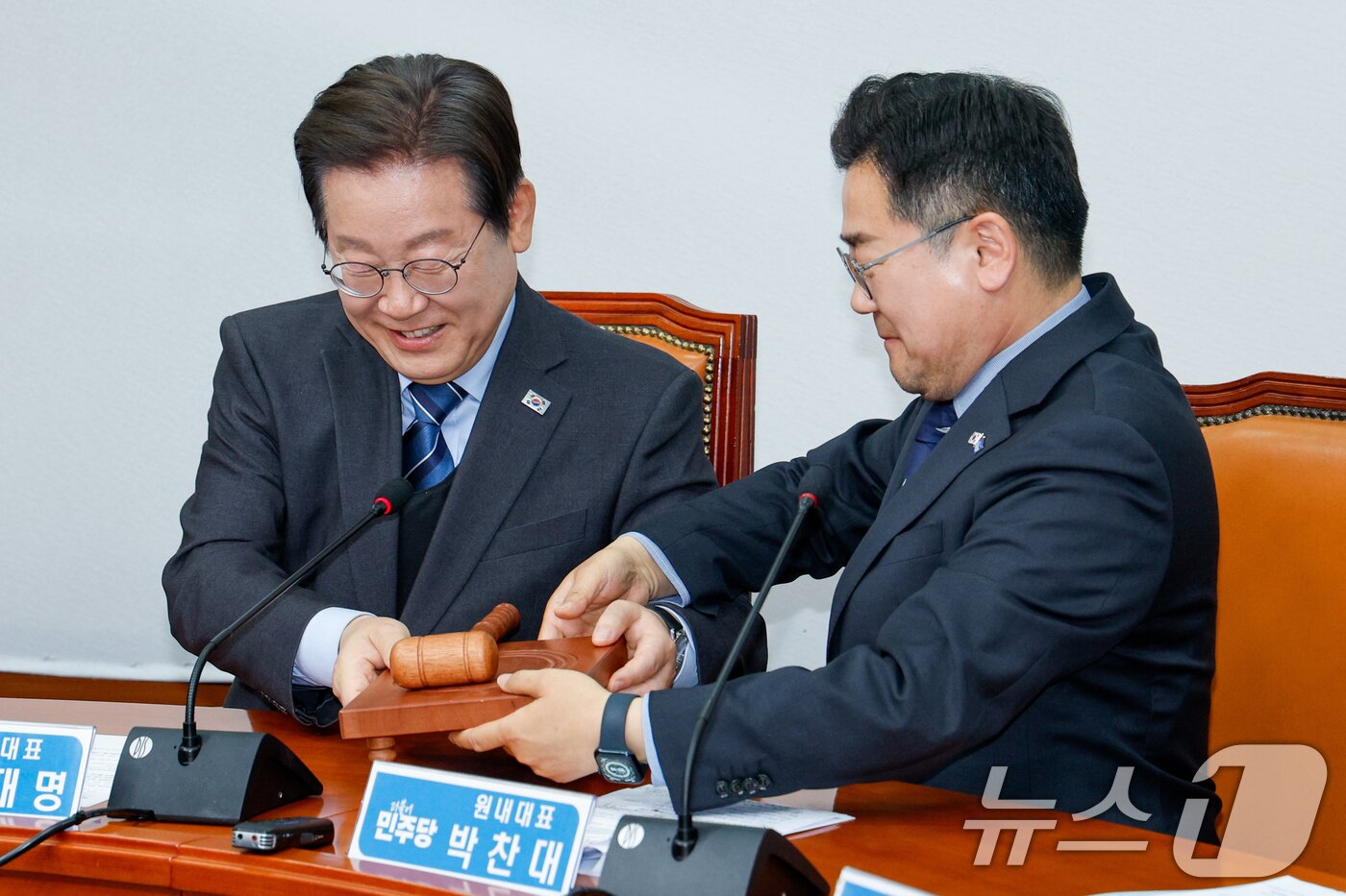 본문 이미지 - 이재명 더불어민주당 대표가 9일 오전 서울 여의도 국회에서 열린 최고위원회의에 참석해 21대 대통령 선거 출마를 위한 대표직 사퇴 의사를 밝힌 뒤 박찬대 원내대표에게 의사봉을 넘기고 있다. 2025.4.9/뉴스1 ⓒ News1 안은나 기자