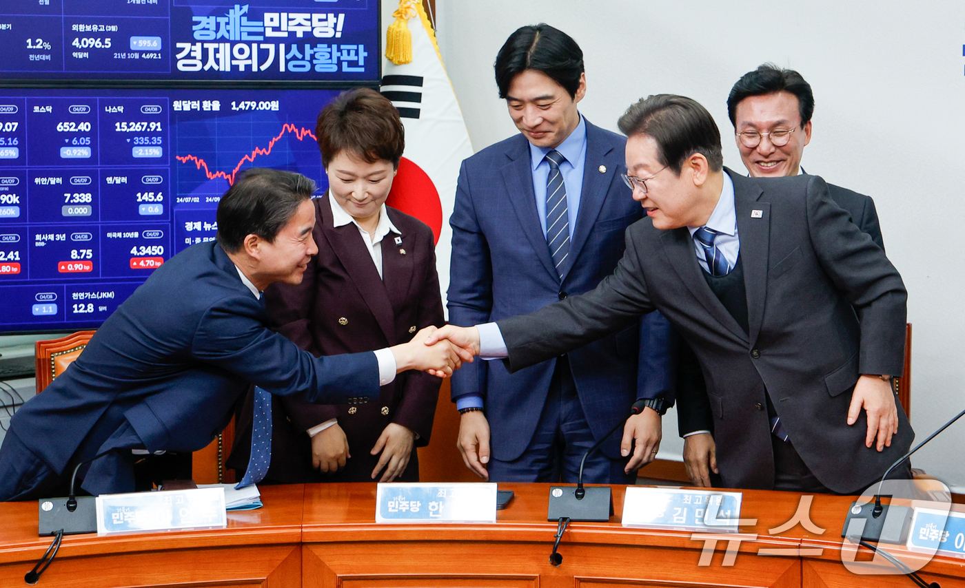 (서울=뉴스1) 안은나 기자 = 이재명 더불어민주당 대표가 9일 오전 서울 여의도 국회에서 열린 최고위원회의에 참석해 21대 대통령 선거 출마를 위한 대표직 사퇴 의사를 밝힌 뒤 …