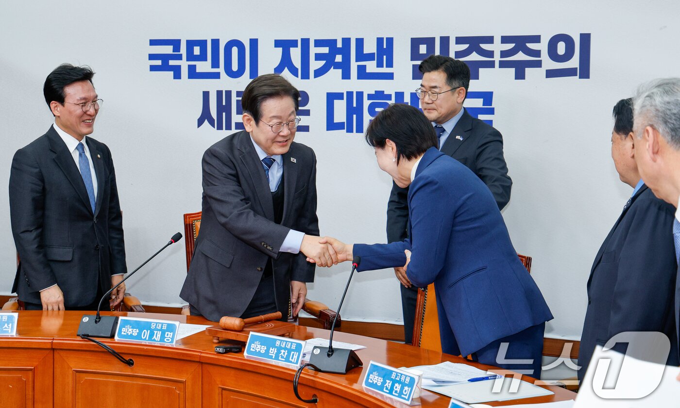 본문 이미지 - 이재명 더불어민주당 대표가 9일 오전 서울 여의도 국회에서 열린 최고위원회의에 참석해 21대 대통령 선거 출마를 위한 대표직 사퇴 의사를 밝힌 뒤 전현희 최고위원과 악수하고 있다. 2025.4.9/뉴스1 ⓒ News1 안은나 기자