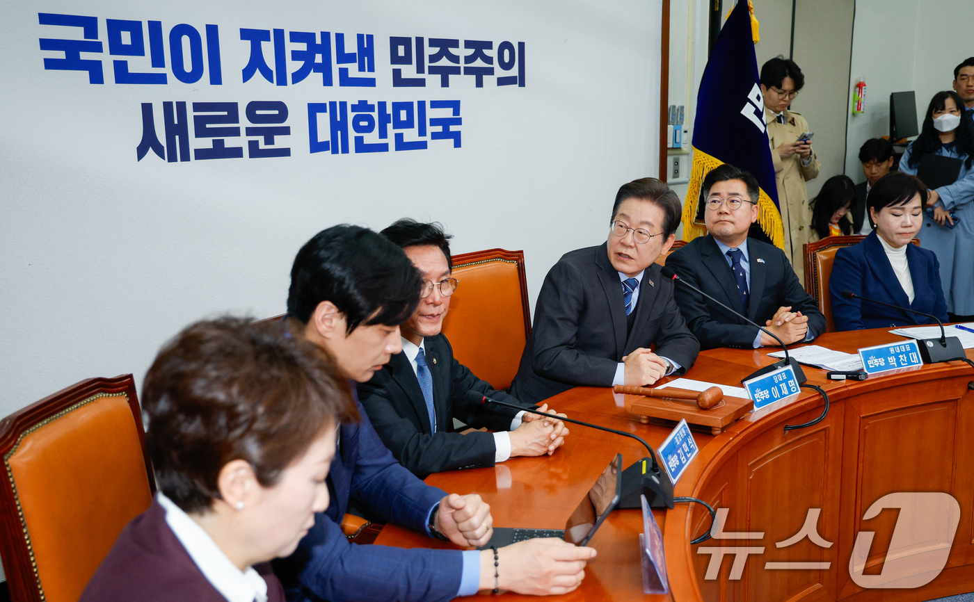 (서울=뉴스1) 안은나 기자 = 이재명 더불어민주당 대표가 9일 오전 서울 여의도 국회에서 열린 최고위원회의에 참석해 21대 대통령 선거 출마를 위한 대표직 사퇴 의사를 밝히며 경 …