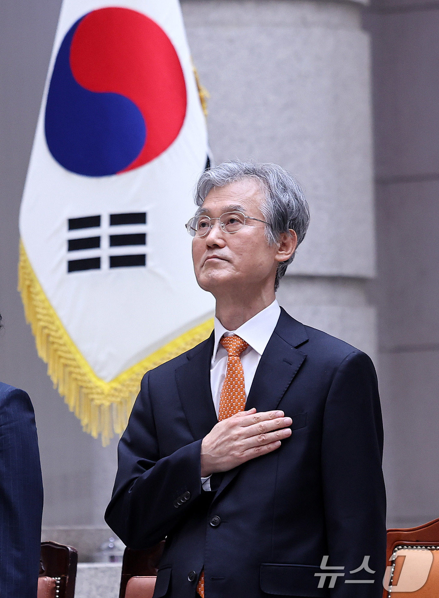 (서울=뉴스1) 박지혜 기자 = 조희대 대법원장이 9일 서울 서초구 대법원에서 열린 마용주 대법관 취임식에서 국기에 대한 경례를 하고 있다. 2025.4.9/뉴스1