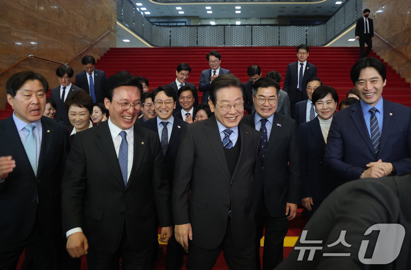 본문 이미지 - 이재명 더불어민주당 대표가 9일 오전 서울 여의도 국회에서 대선 출마를 위한 대표직 사퇴 후 박찬대 원내대표, 최고위원 등과 기념 촬영을 마친 뒤 이동하고 있다. (공동취재) 2025.4.9/뉴스1 ⓒ News1 안은나 기자