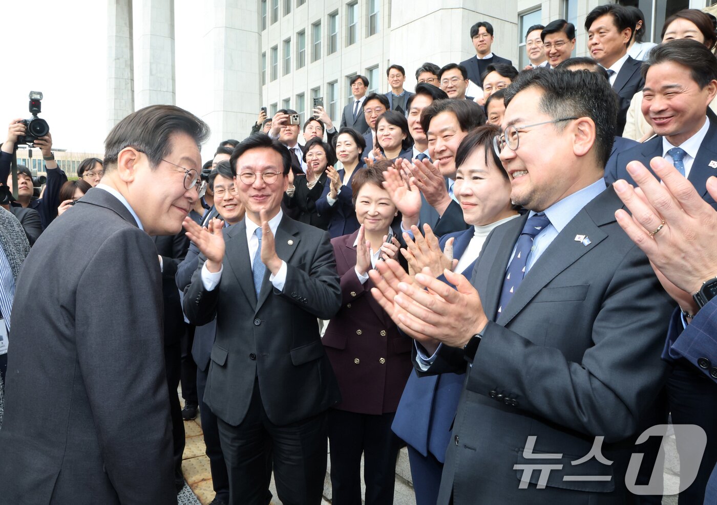 본문 이미지 - 이재명 더불어민주당 대표가 9일 오전 서울 여의도 국회에서 대선 출마를 위한 대표직 사퇴 후 박찬대 원내대표, 최고위원 등과 기념촬영을 한 뒤 박수를 받고 있다. &#40;공동취재&#41; 2025.4.9/뉴스1 ⓒ News1 안은나 기자